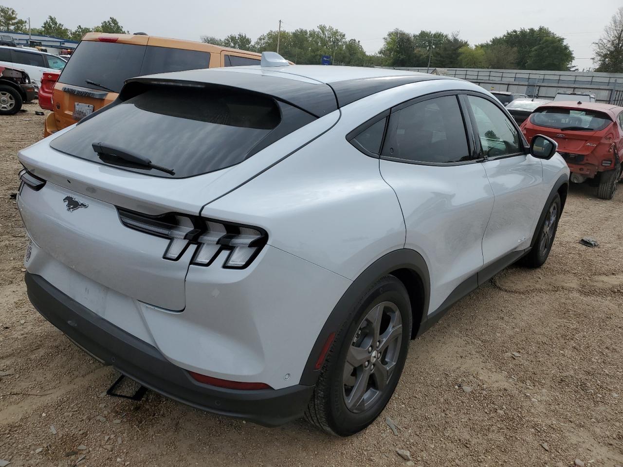 Изображение 3 2022 FORD MUSTANG MACH-E SELECT 2022 с VIN 3FMTK1SS9NMA25197