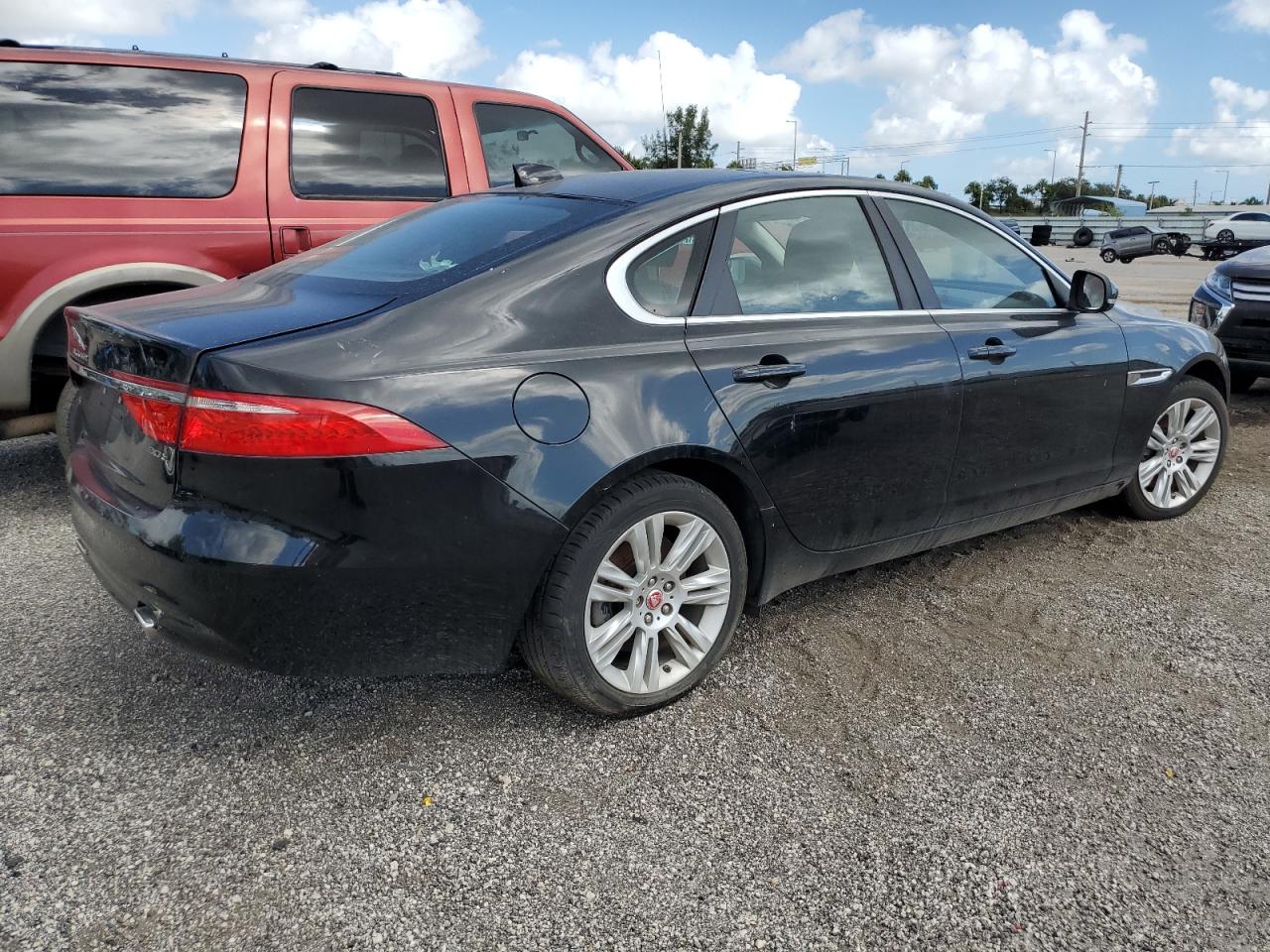 Изображение 3 Jaguar Xf 2017 с VIN SAJBR4BV7HCY30078