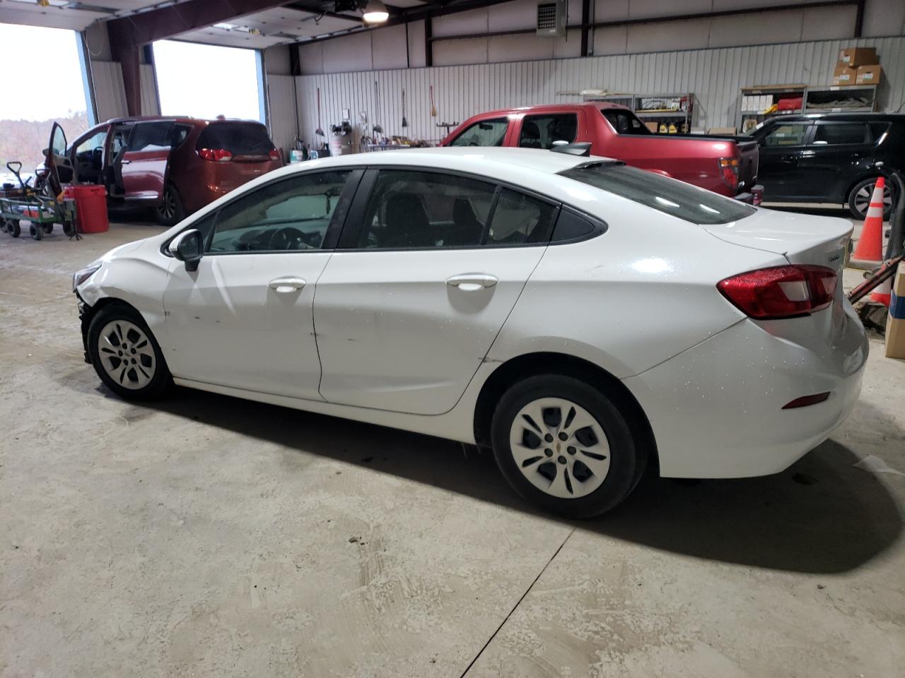 Obraz 2 z 2019 CHEVROLET CRUZE LS 2019 z VIN 1G1BC5SM7K7126453