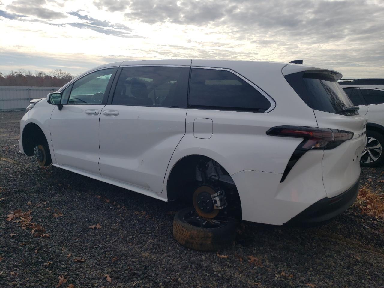 Obraz 2 z 2023 TOYOTA SIENNA LE 2023 z VIN 5TDKRKEC6PS161800