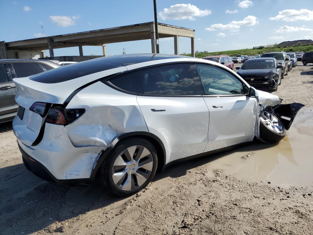 Obraz 3 z 2023 TESLA MODEL Y  2023 z VIN 7SAYGDEE2PA161715