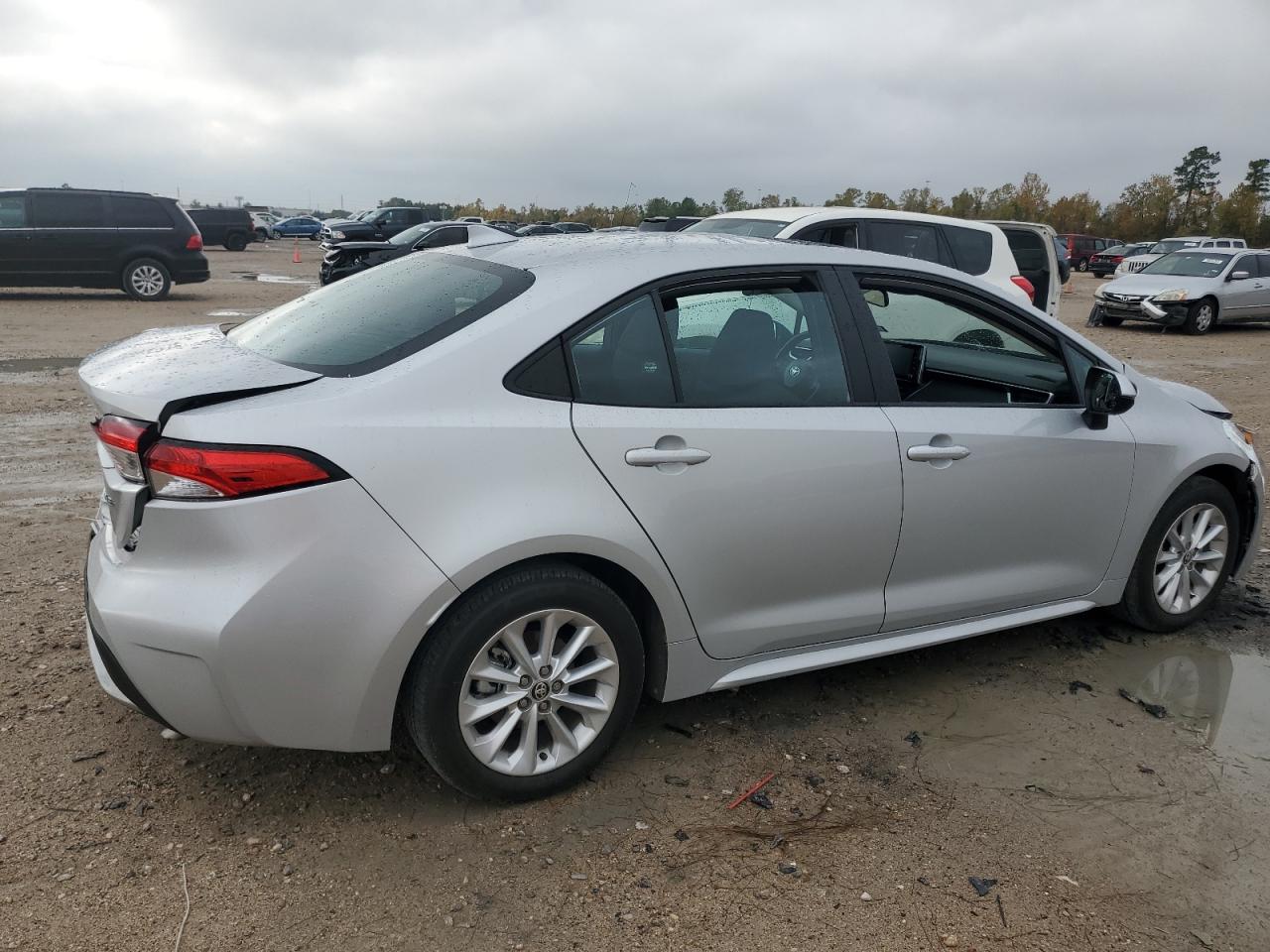 Image 3 of 2020 TOYOTA COROLLA LE 2020 with VIN 5YFHPRAE9LP025308