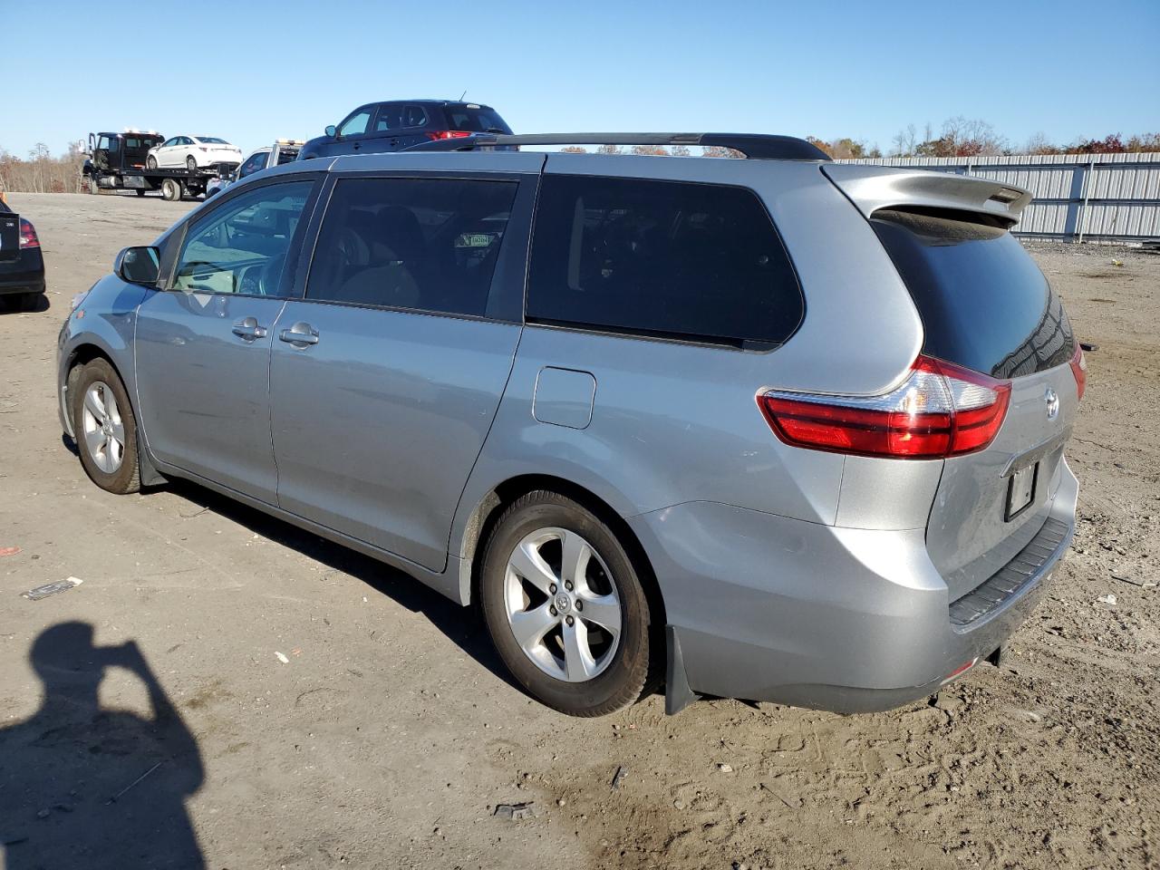 Изображение 2 2015 TOYOTA SIENNA LE 2015 с VIN 5TDKK3DC5FS667631