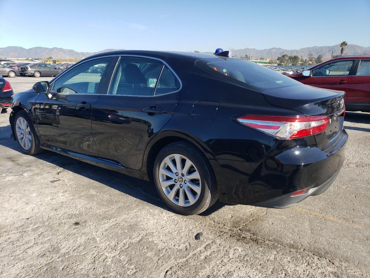 Obraz 2 z 2020 TOYOTA CAMRY LE 2020 z VIN 4T1C11AK9LU991322
