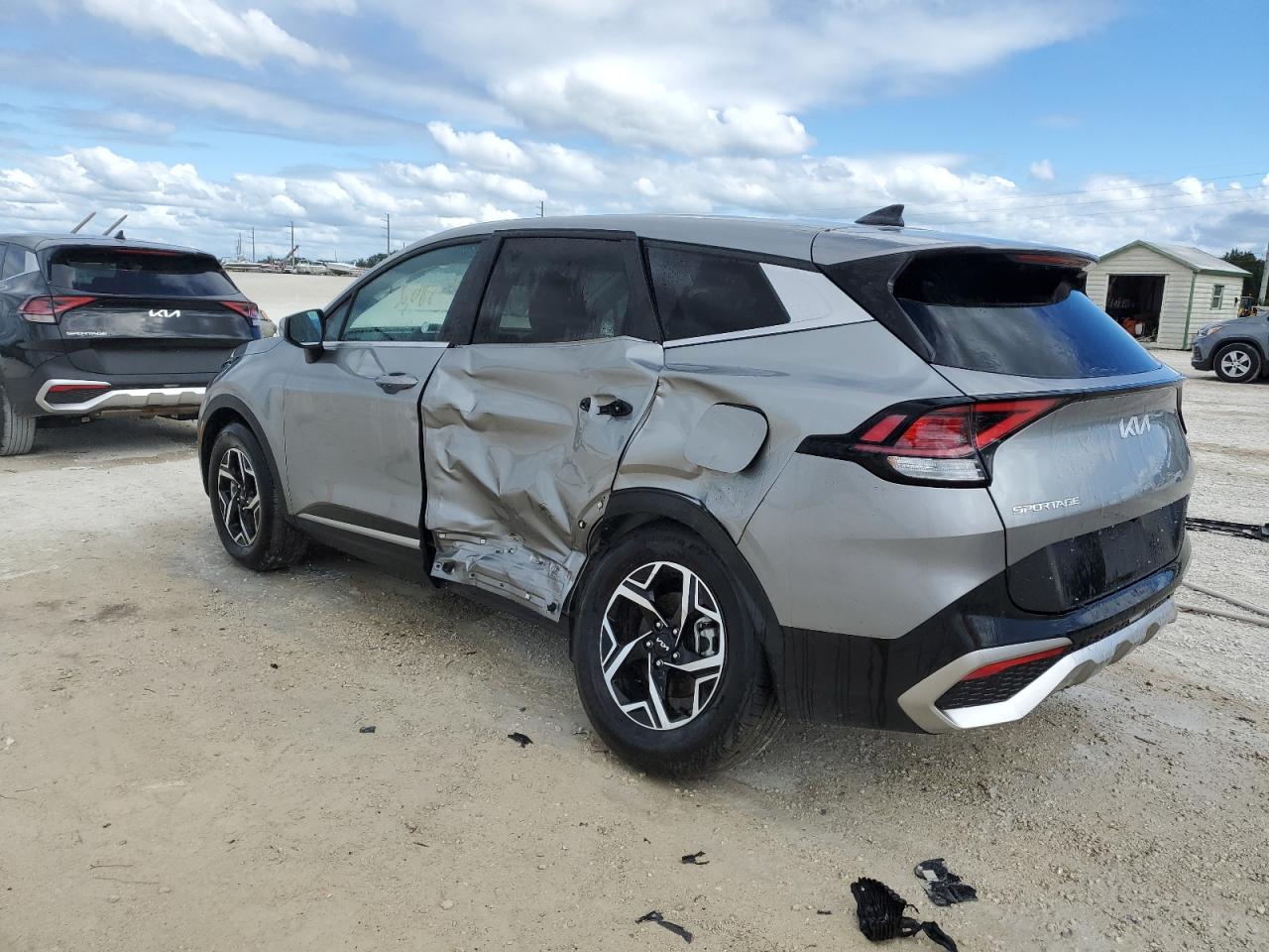 Изображение 2 2023 KIA SPORTAGE LX 2023 с VIN KNDPU3AF1P7145718