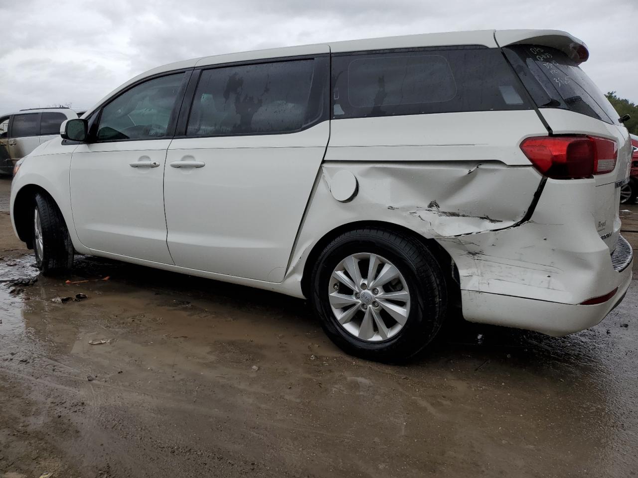 Изображение 2 2016 KIA SEDONA L 2016 с VIN KNDMA5C11G6120476