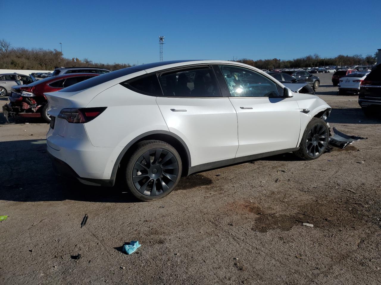 Obraz 3 z 2022 TESLA MODEL Y  2022 z VIN 7SAYGDEE6NF324530