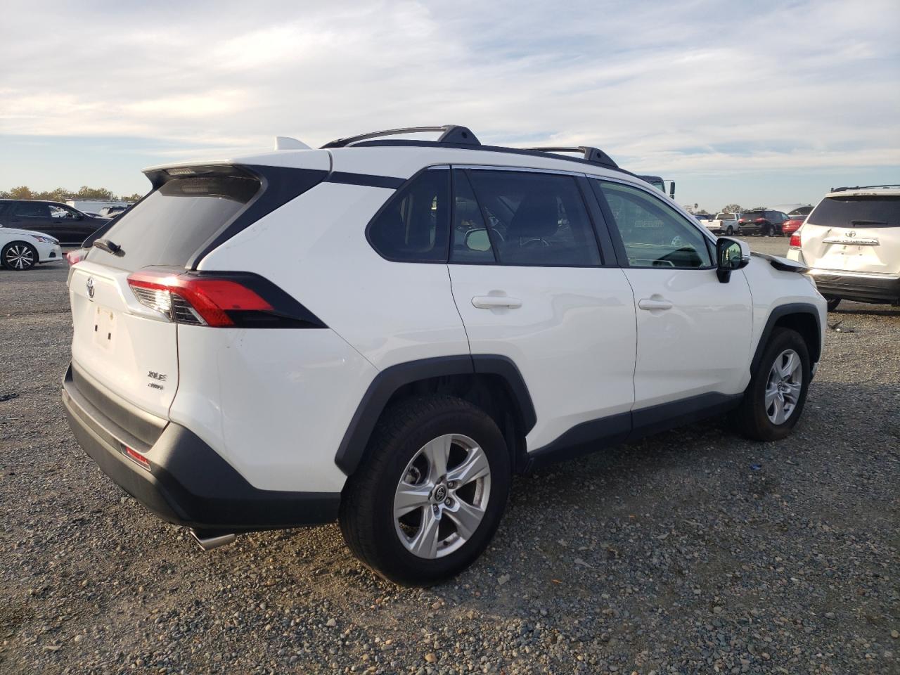 Изображение 3 2020 TOYOTA RAV4 XLE 2020 с VIN JTMP1RFV8LD065288