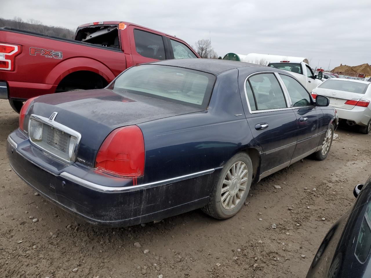 Image 3 of 2003 LINCOLN TOWN CAR SIGNATURE 2003 with VIN 1LNHM82W03Y633316