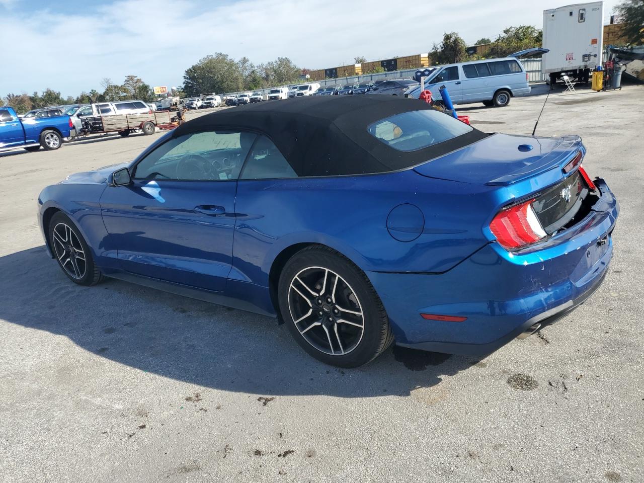 Obraz 2 z 2018 FORD MUSTANG  2018 z VIN 1FATP8UH2J5118049