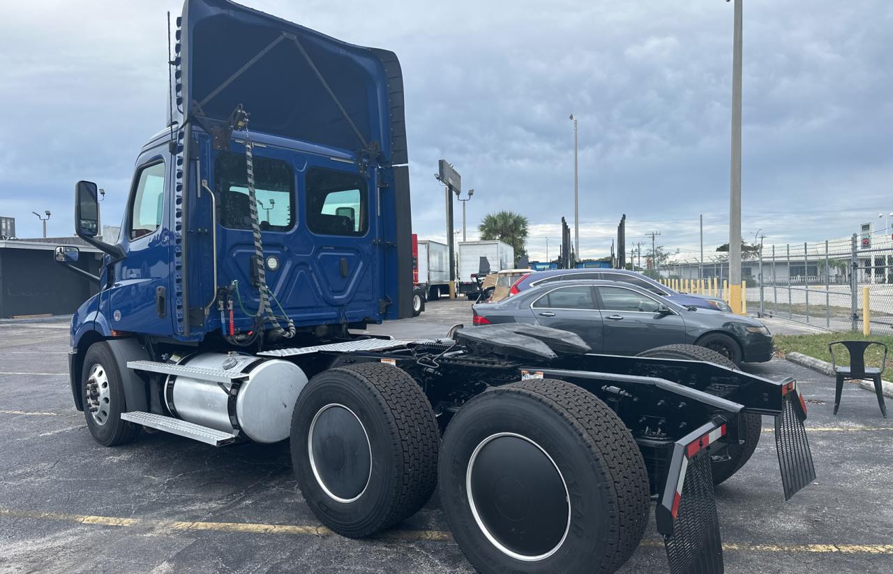 Image 3 of 2020 FREIGHTLINER CASCADIA 116  2020 with VIN 1FUJHTDV3LLKZ2324