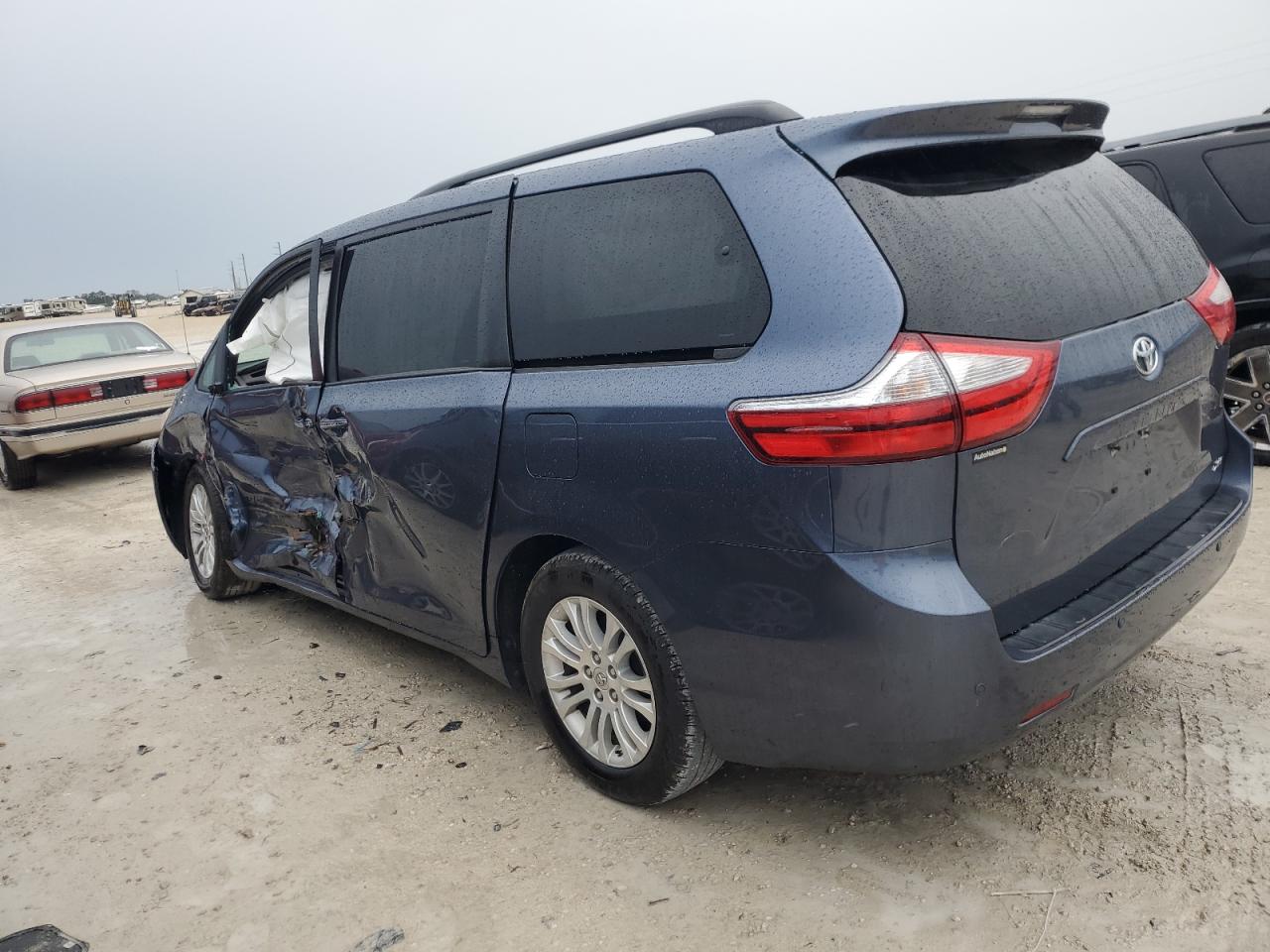 Image 2 of 2015 TOYOTA SIENNA XLE 2015 with VIN 5TDYK3DCXFS598669