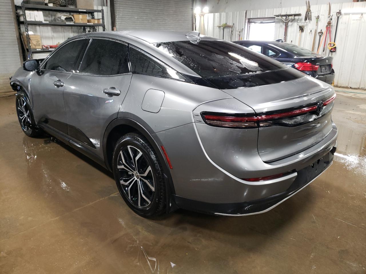 Изображение 2 2023 TOYOTA CROWN XLE 2023 с VIN JTDAAAAF6P3005657