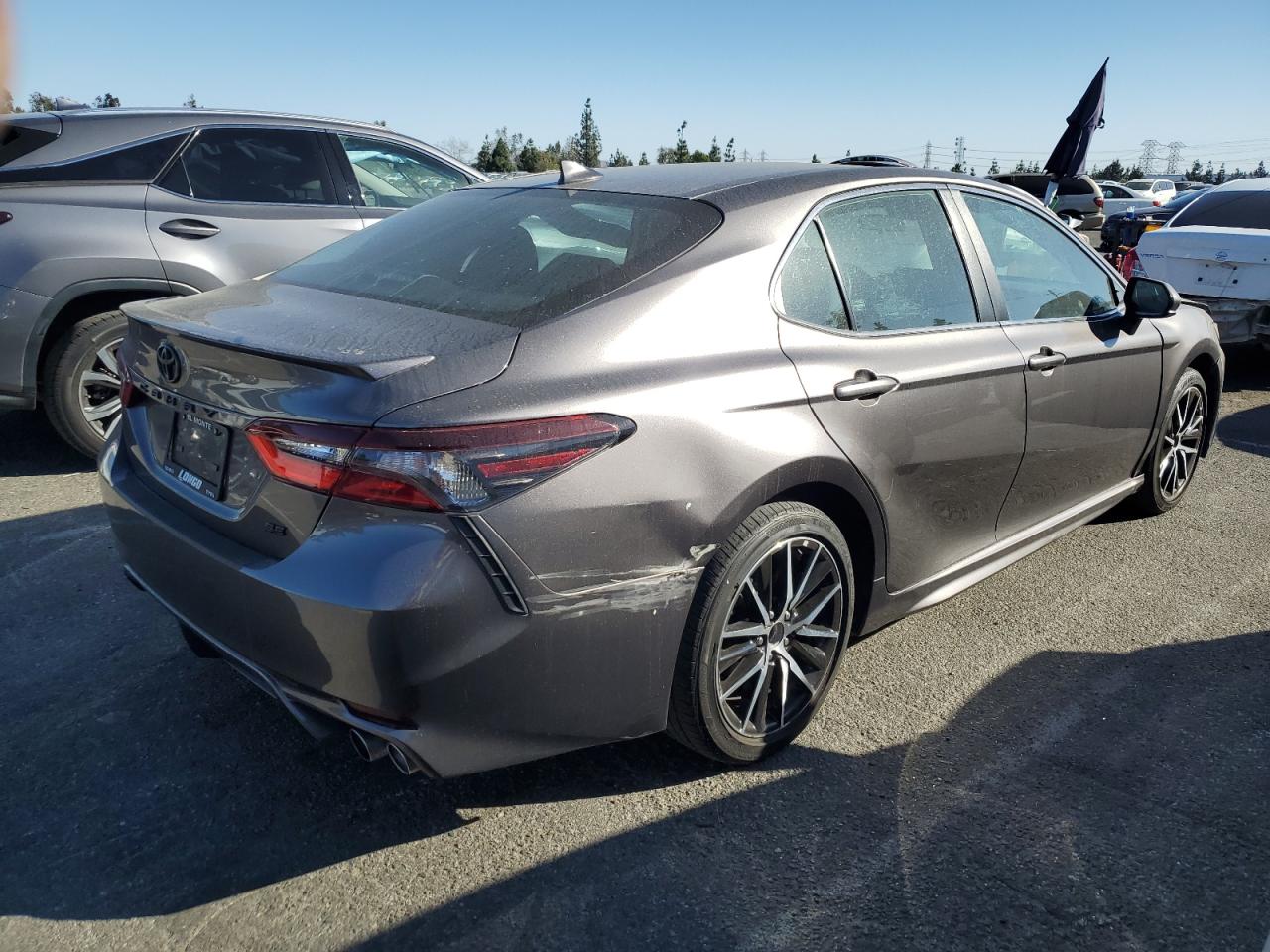 Obraz 3 z 2021 TOYOTA CAMRY SE 2021 z VIN 4T1G11AK6MU493551