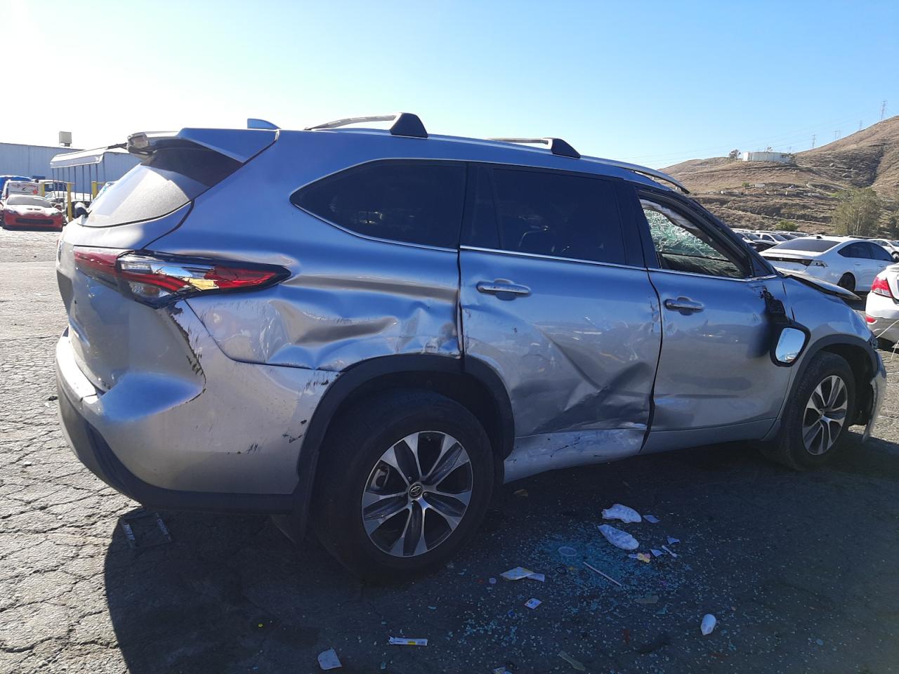 Obraz 3 z 2022 TOYOTA HIGHLANDER XLE 2022 z VIN 5TDGZRAH4NS095776