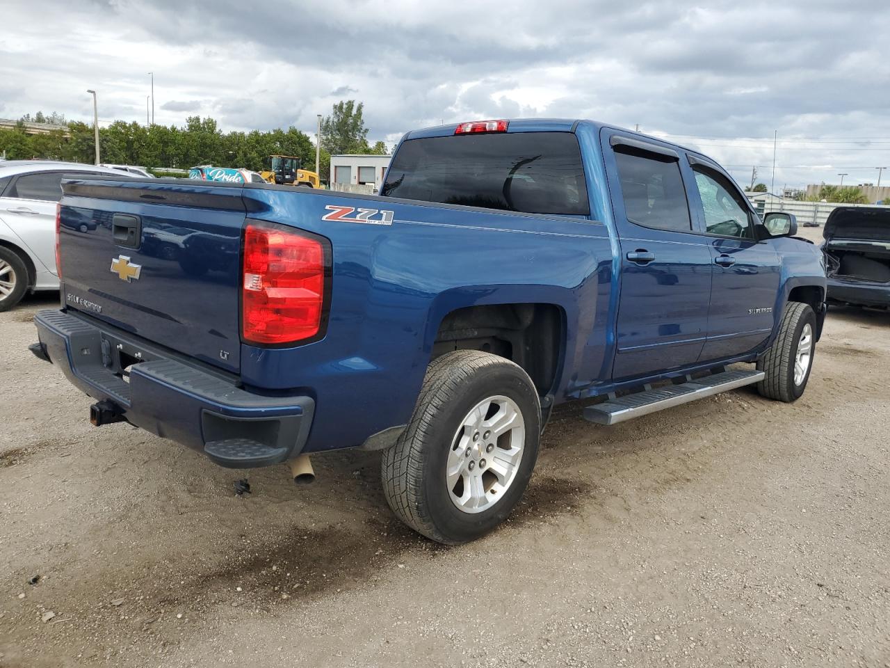 Image 3 of 2017 CHEVROLET SILVERADO K1500 LT 2017 with VIN 3GCUKREC3HG493330