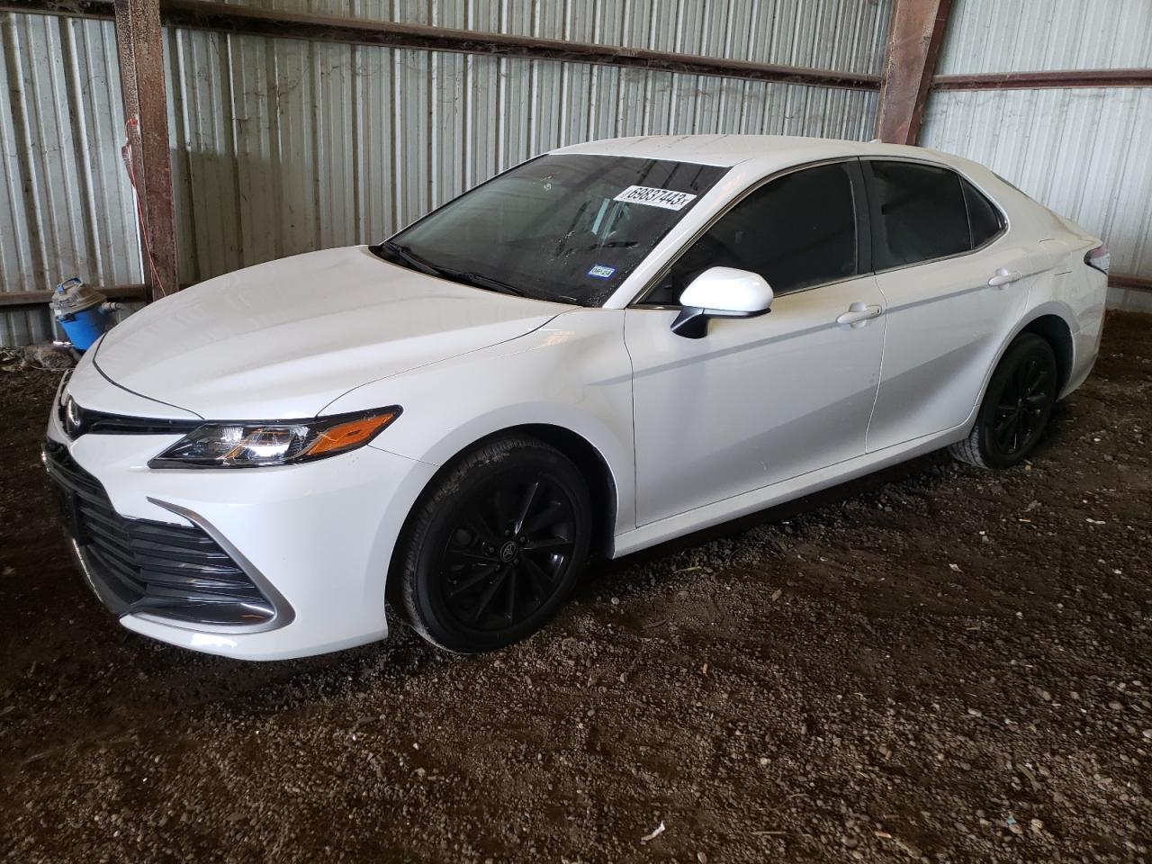 Obraz 1 z 2022 TOYOTA CAMRY LE 2022 z VIN 4T1C11AK4NU699452