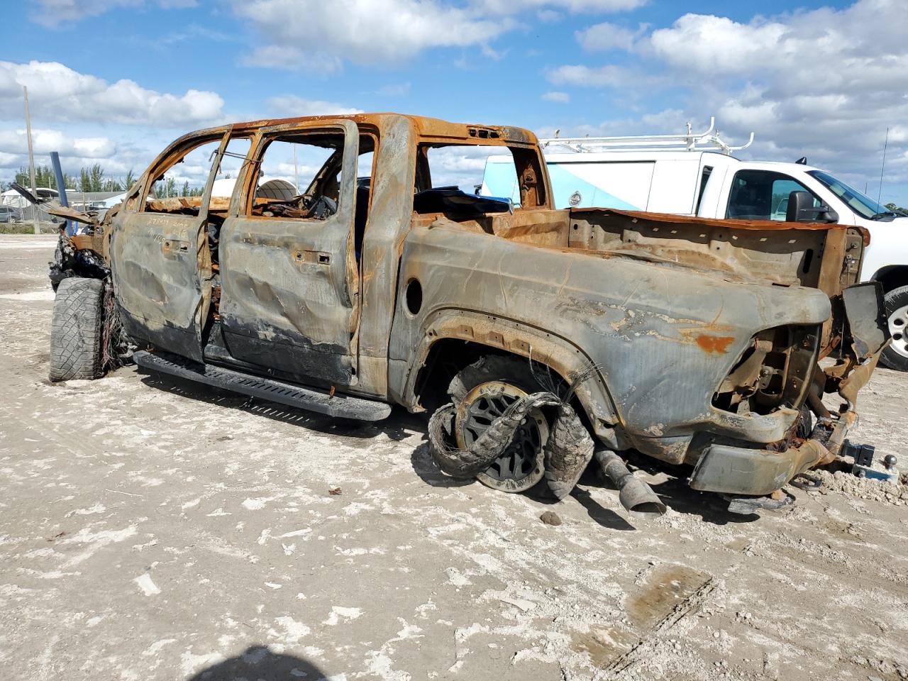 Изображение 2 2021 RAM 1500 TRX 2021 с VIN 1C6SRFU98MN500188