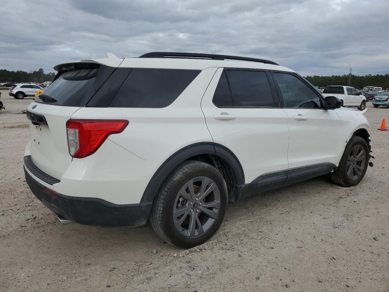 Image 3 of 2022 FORD EXPLORER XLT 2022 with VIN 1FMSK7DH3NGC44781