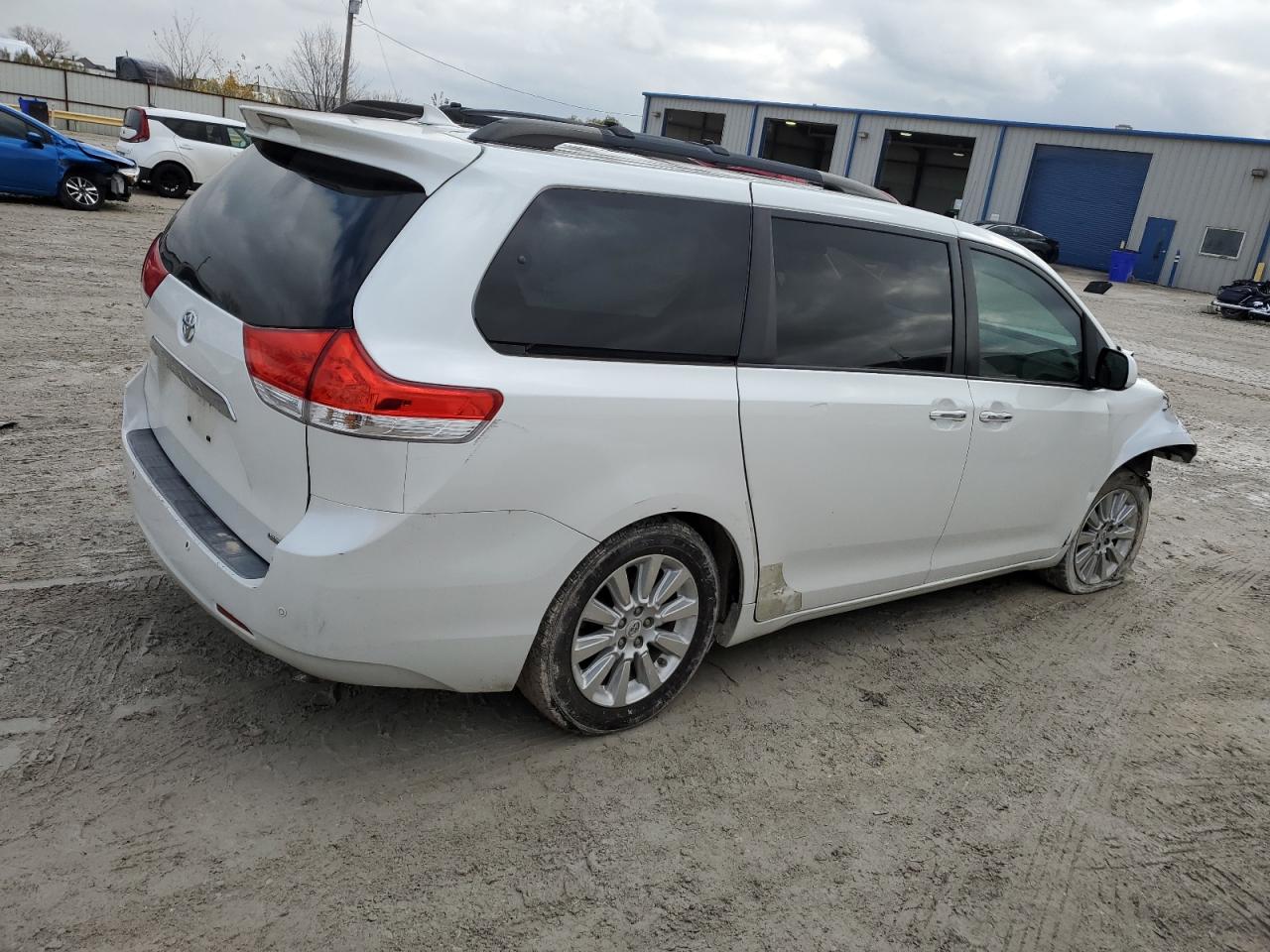 Изображение 3 2011 TOYOTA SIENNA XLE 2011 с VIN 5TDYK3DC4BS072130