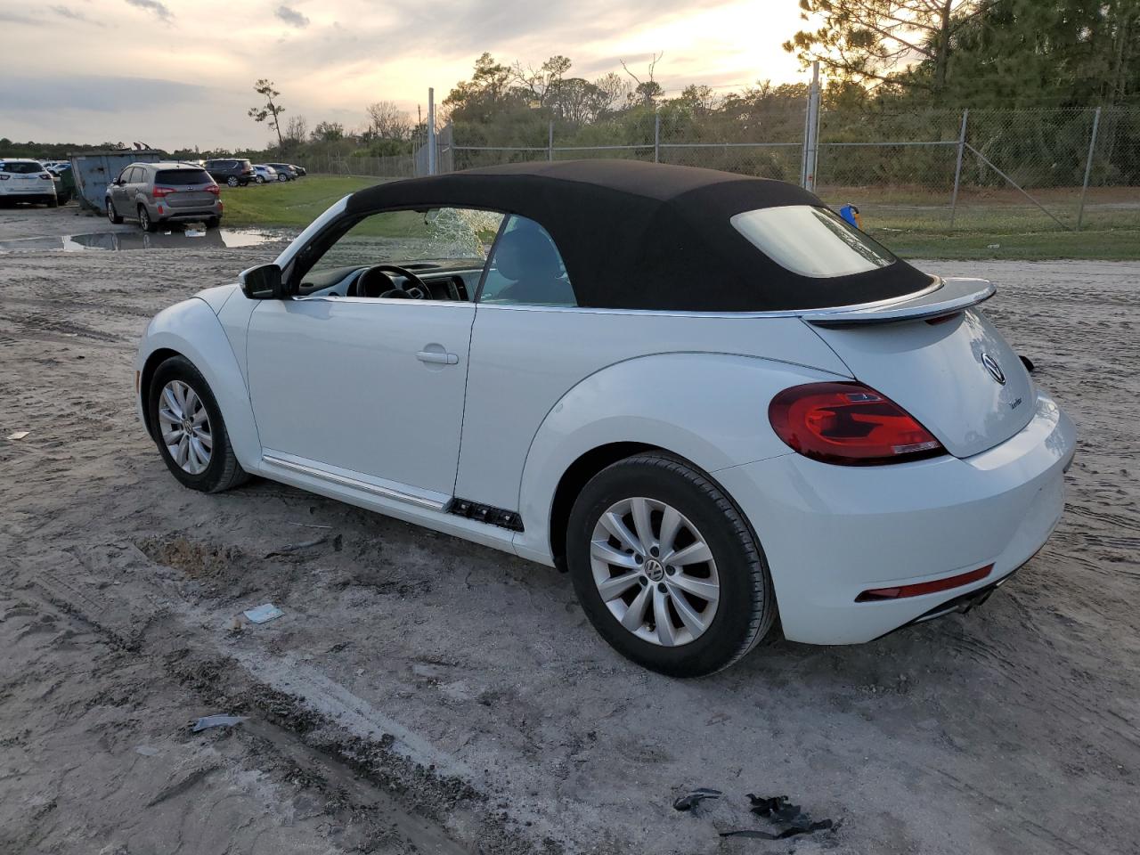 Obraz 2 z 2017 VOLKSWAGEN BEETLE S/SE 2017 z VIN 3VW517AT1HM811557
