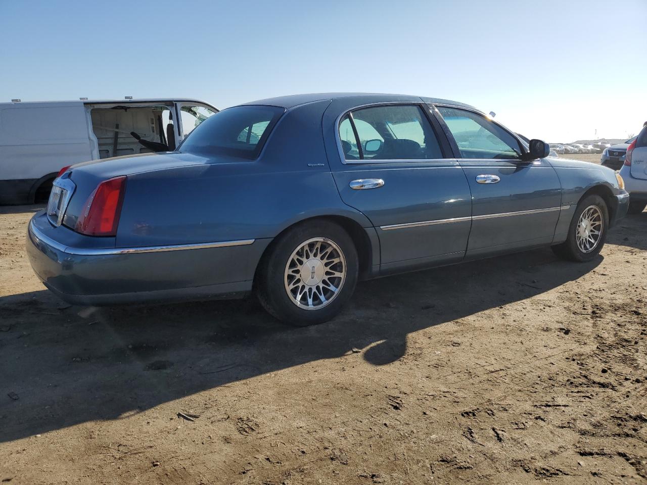 Изображение 3 2001 LINCOLN TOWN CAR SIGNATURE 2001 с VIN 1LNHM82W91Y738868