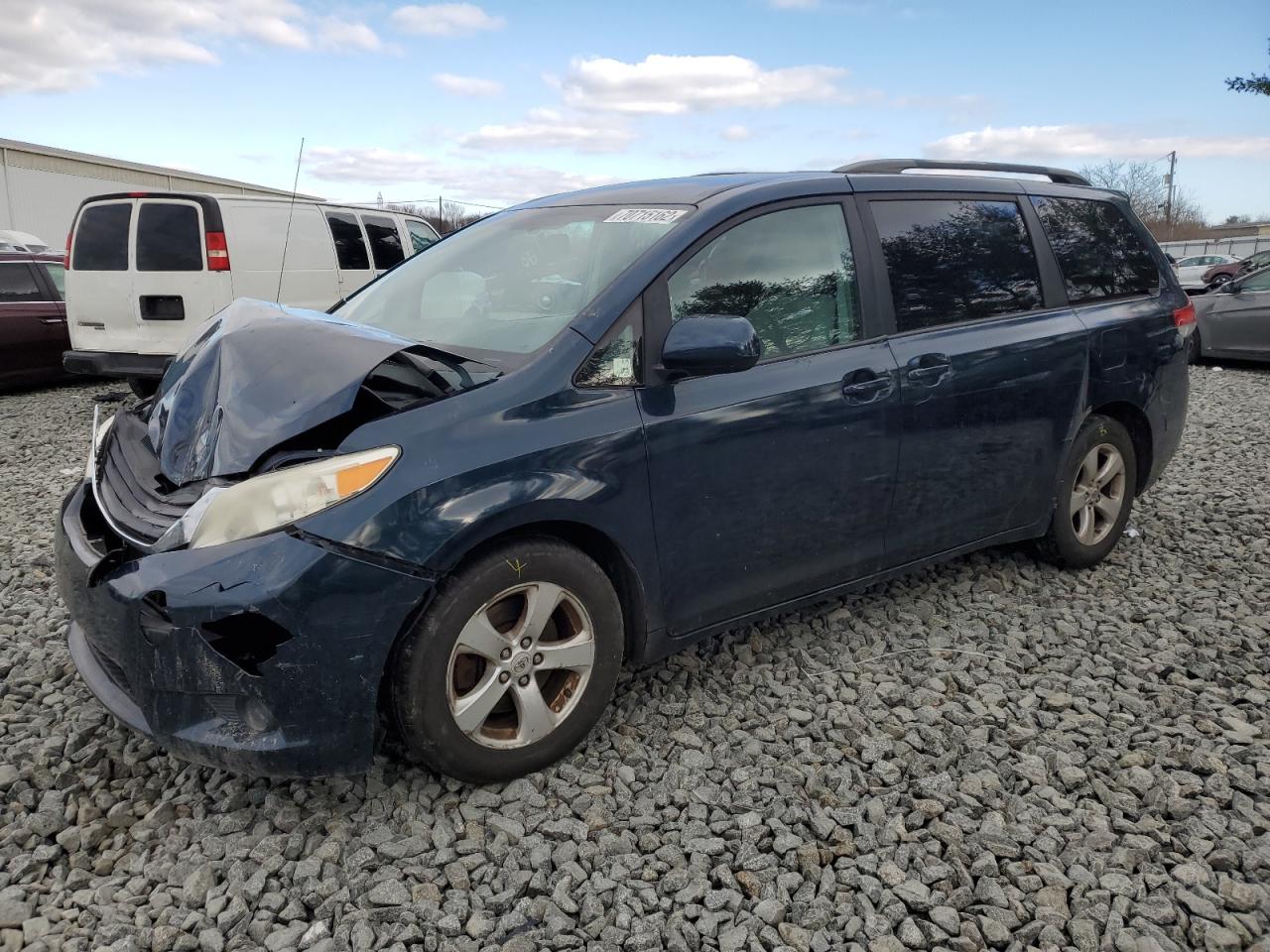 Image 1 of 2011 TOYOTA SIENNA LE 2011 with VIN 5TDKK3DC4BS147575