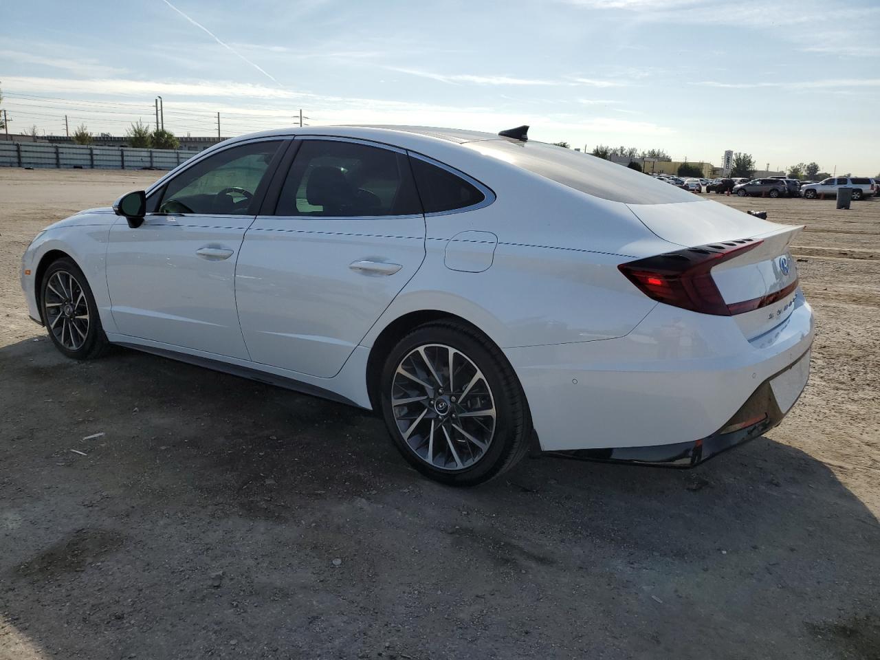 Image 2 of 2022 HYUNDAI SONATA LIMITED 2022 with VIN KMHL34J2XNA205138