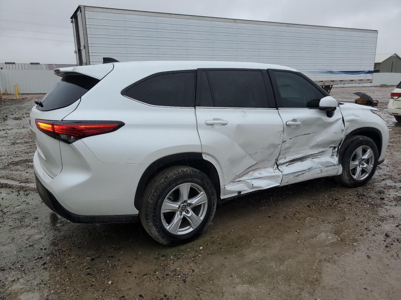 Image 3 of 2022 TOYOTA HIGHLANDER L 2022 with VIN 5TDCZRAH2NS127512