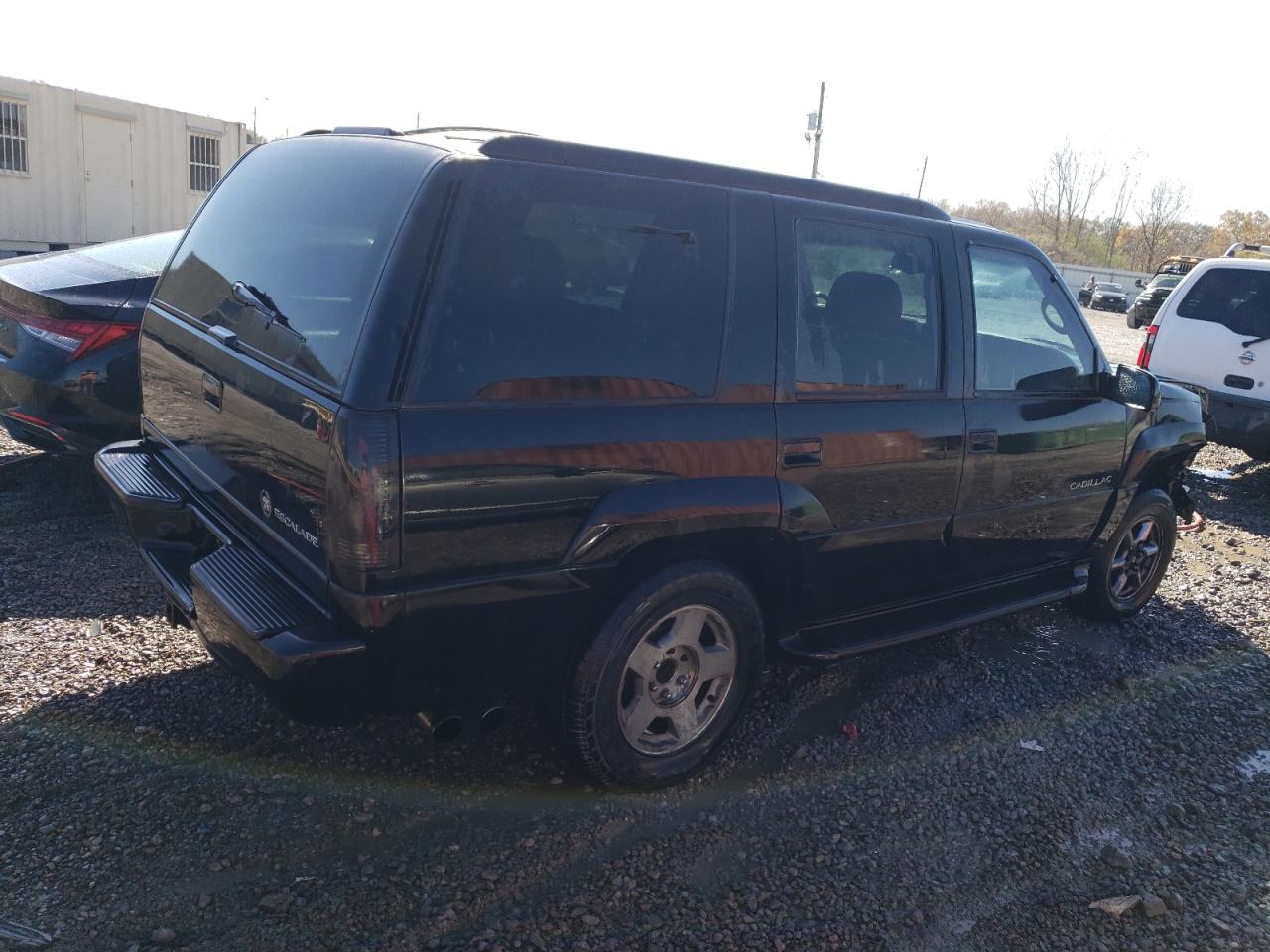Image 3 of 1999 CADILLAC ESCALADE  1999 with VIN 1GYEK13R7XR416840