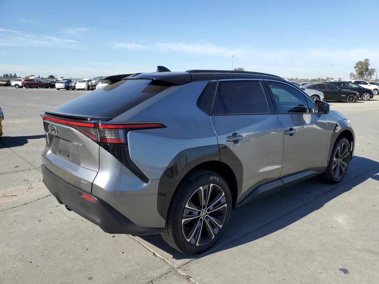 Изображение 3 2023 TOYOTA BZ4X XLE 2023 с VIN JTMABACAXPA027784