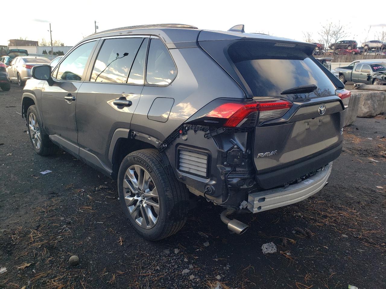 Obraz 2 z 2021 TOYOTA RAV4 XLE PREMIUM 2021 z VIN 2T3A1RFV8MW148620