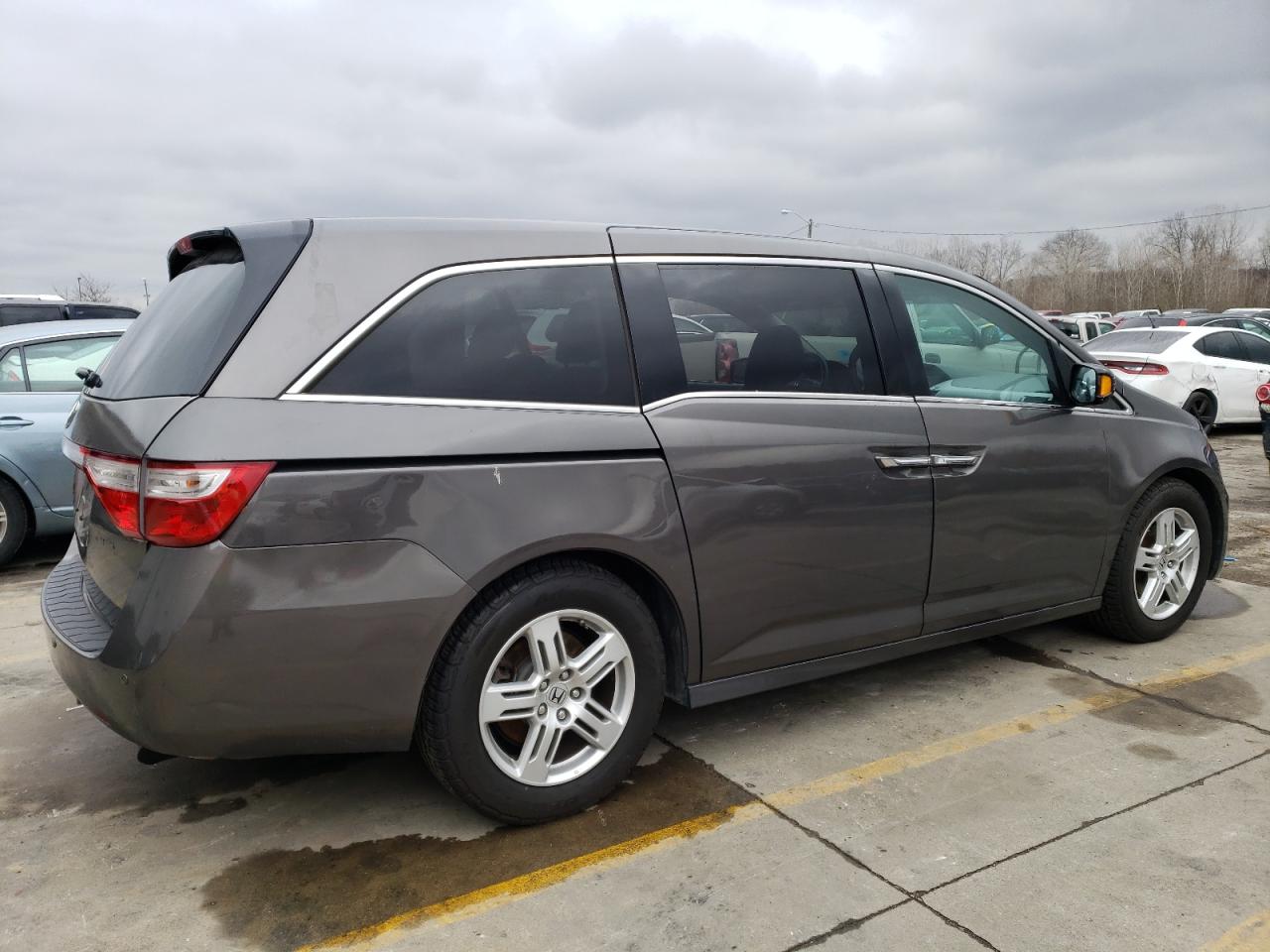 Image 3 of Honda Odyssey Touring 2013 with VIN 5FNRL5H95DB067022