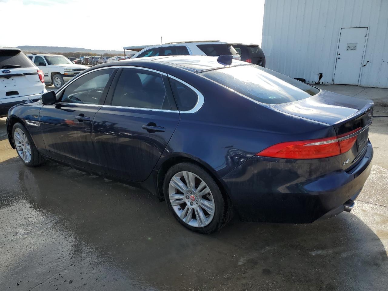Obraz 2 z 2016 JAGUAR XF PREMIUM 2016 z VIN SAJBD4BV9GCY24246