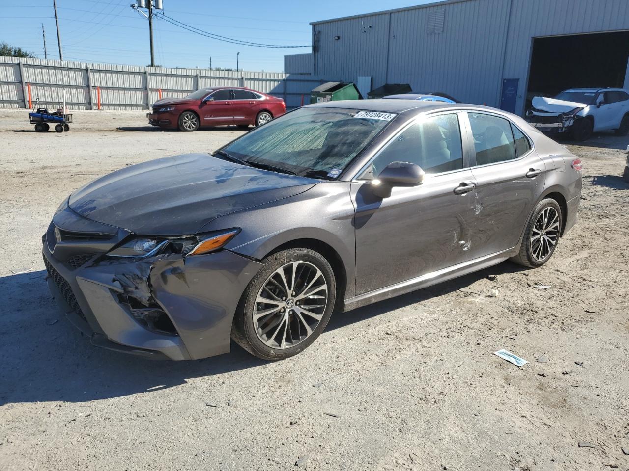 Obraz 1 z 2020 TOYOTA CAMRY SE 2020 z VIN 4T1G11AK7LU894329