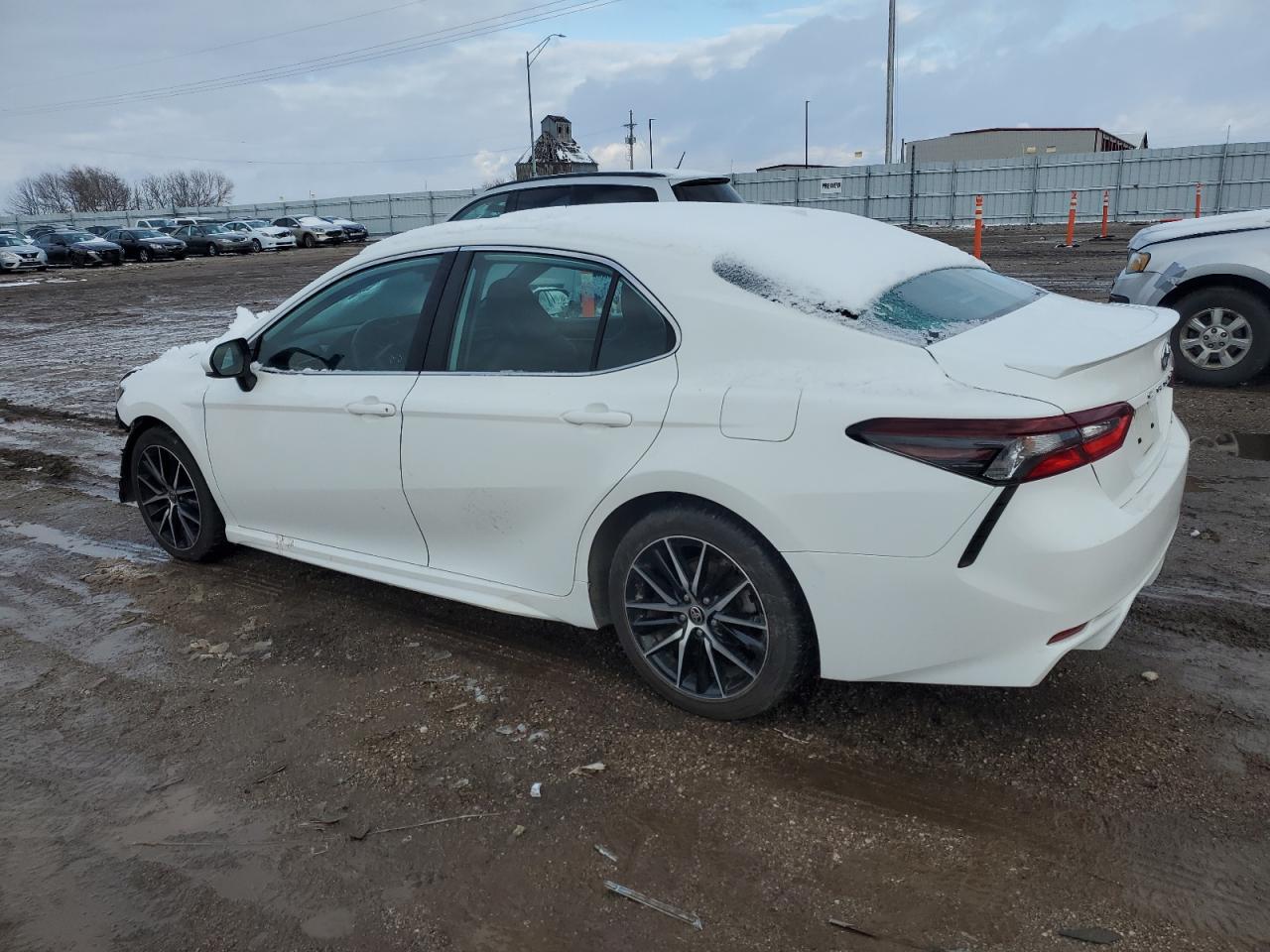 Obraz 2 z 2021 TOYOTA CAMRY SE 2021 z VIN 4T1G11AK6MU480931