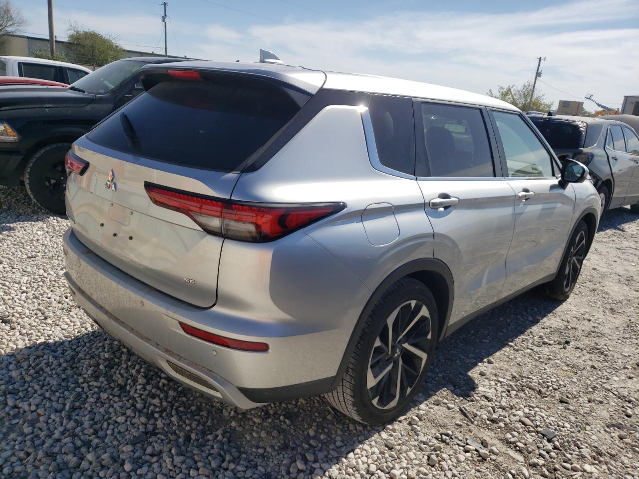 Изображение 3 2023 MITSUBISHI OUTLANDER SE 2023 с VIN JA4J3UA86PZ058895