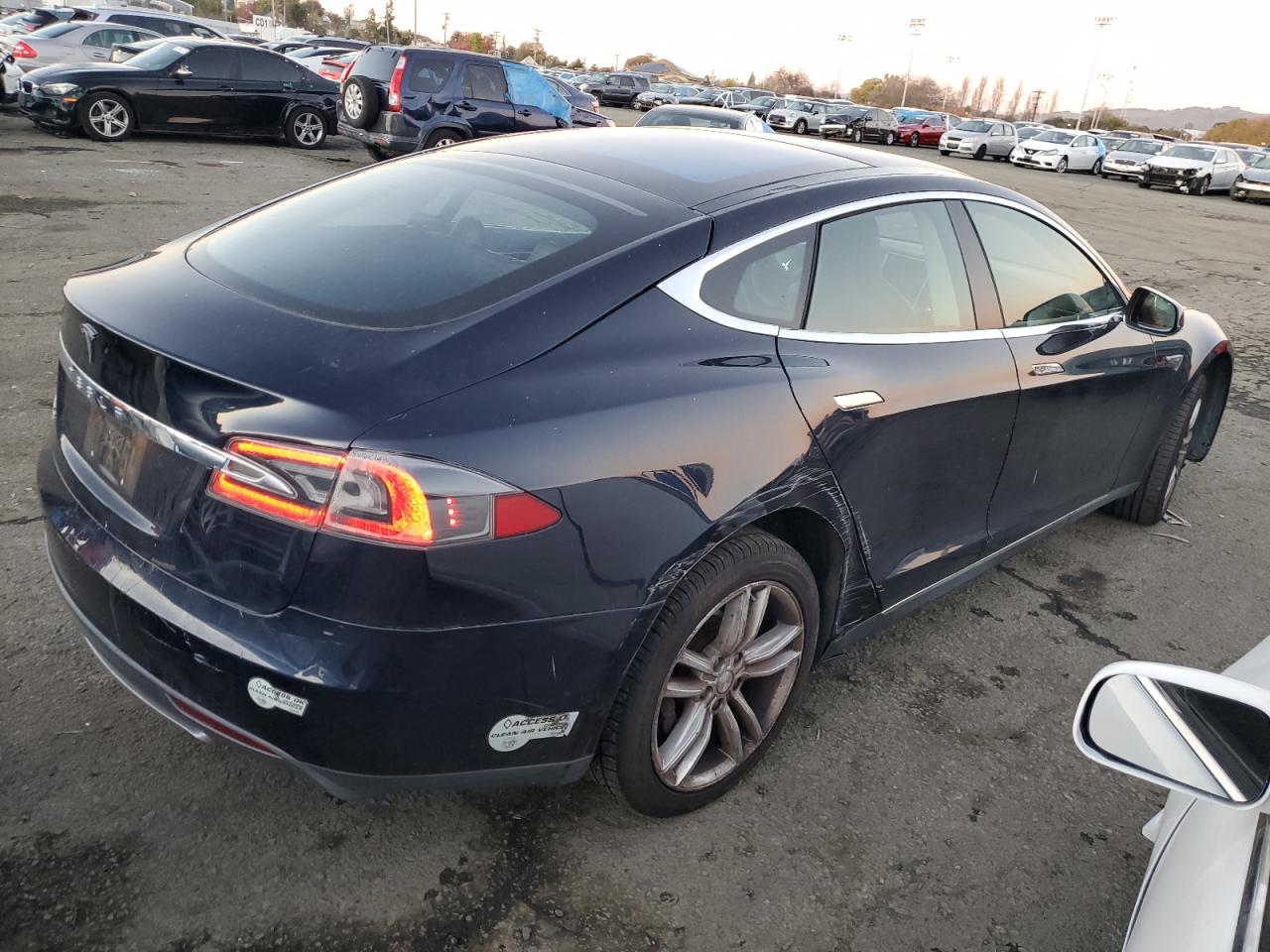 Obraz 3 z 2013 TESLA MODEL S  2013 z VIN 5YJSA1CN1DFP06064