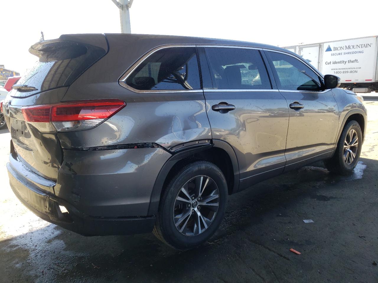Изображение 3 2018 TOYOTA HIGHLANDER LE 2018 с VIN 5TDZZRFHXJS257194