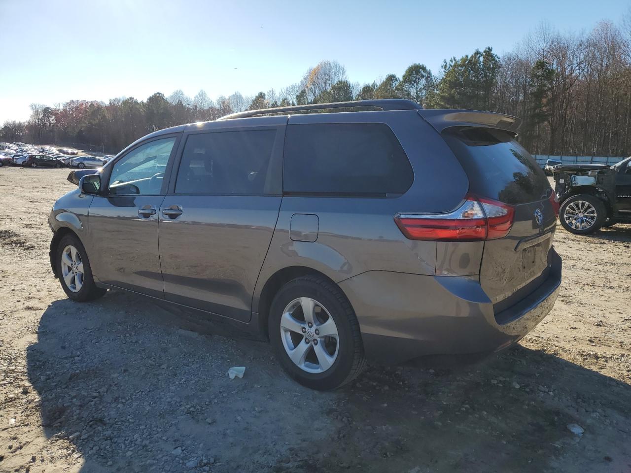 Изображение 2 2017 TOYOTA SIENNA LE 2017 с VIN 5TDKZ3DC2HS774991
