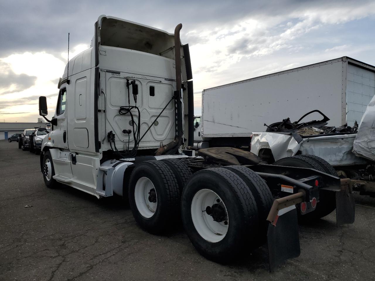 Image 3 of 2013 FREIGHTLINER CASCADIA 113  2013 with VIN 3AKJGHDV1DSFG9993