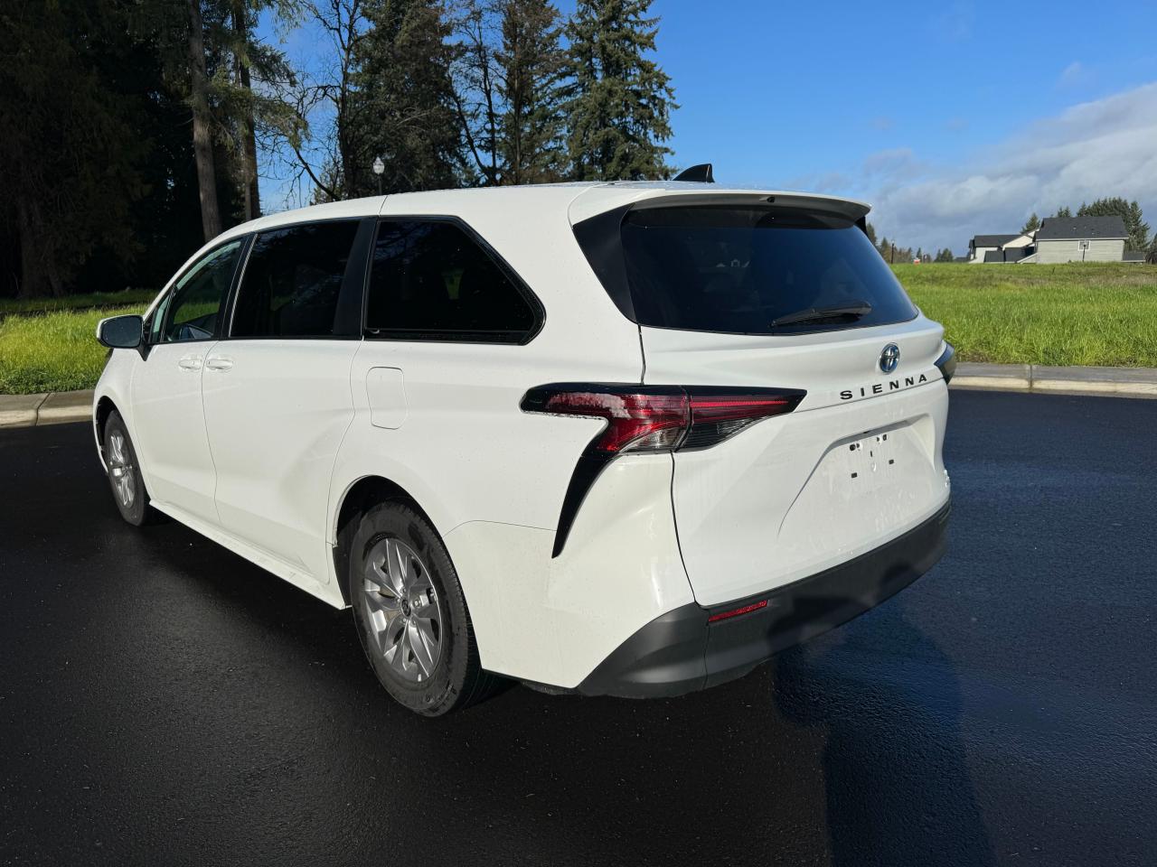 Изображение 3 2022 TOYOTA SIENNA LE 2022 с VIN 5TDKRKEC5NS111340