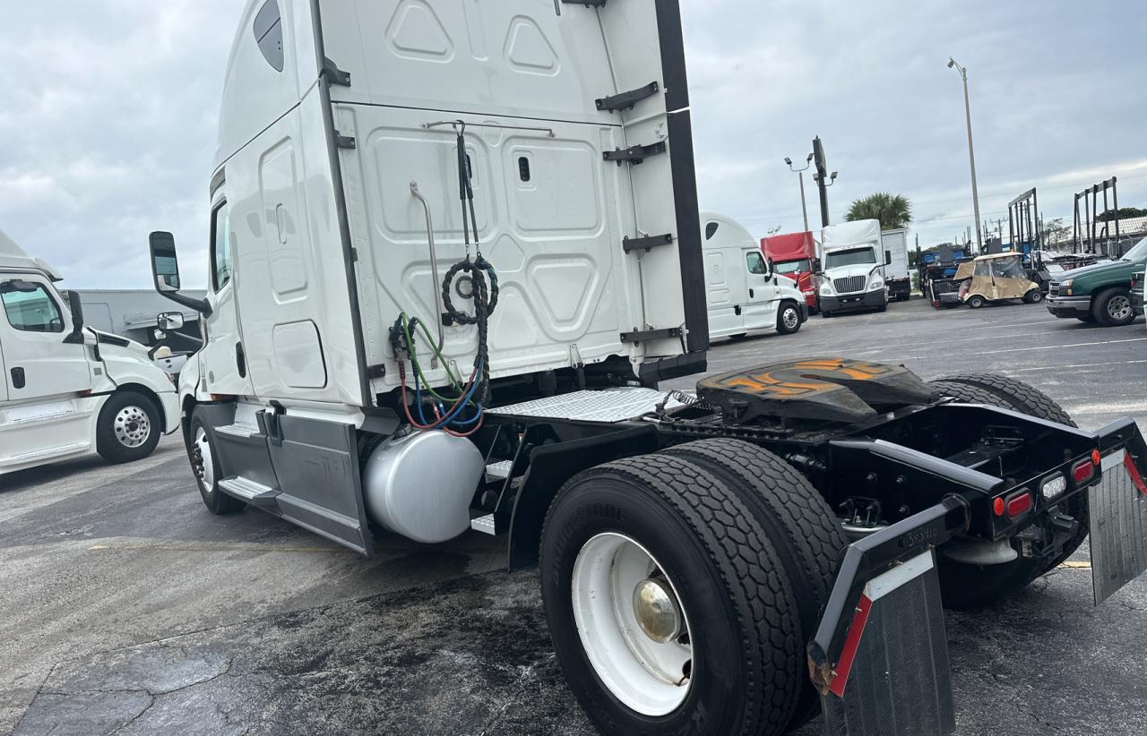 Image 3 of 2020 FREIGHTLINER CASCADIA 126  2020 with VIN 3AKBHHDV8LSLT7215
