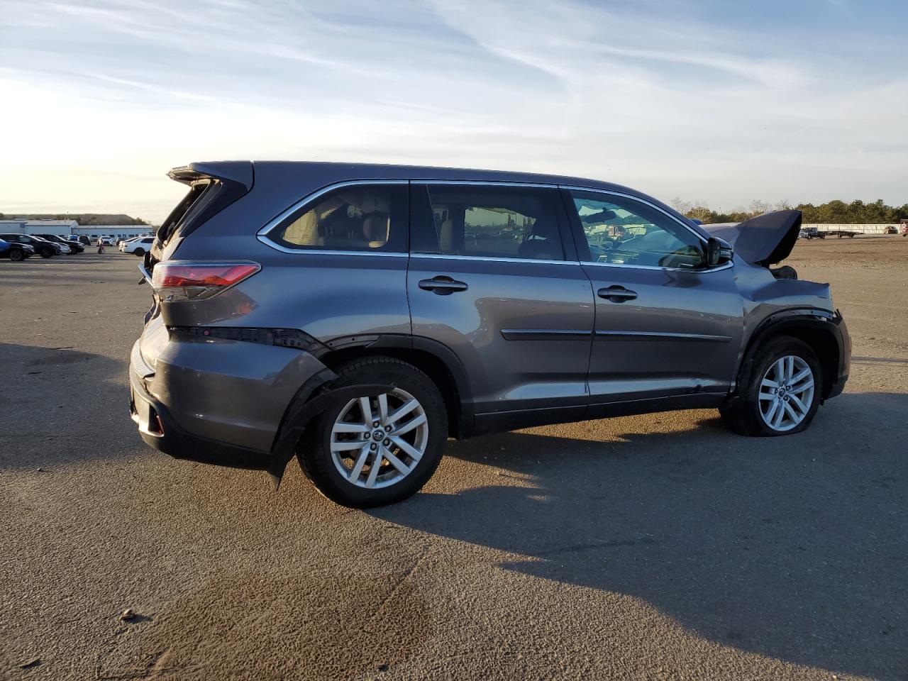 Изображение 3 2016 TOYOTA HIGHLANDER LE 2016 с VIN 5TDBKRFH5GS349750