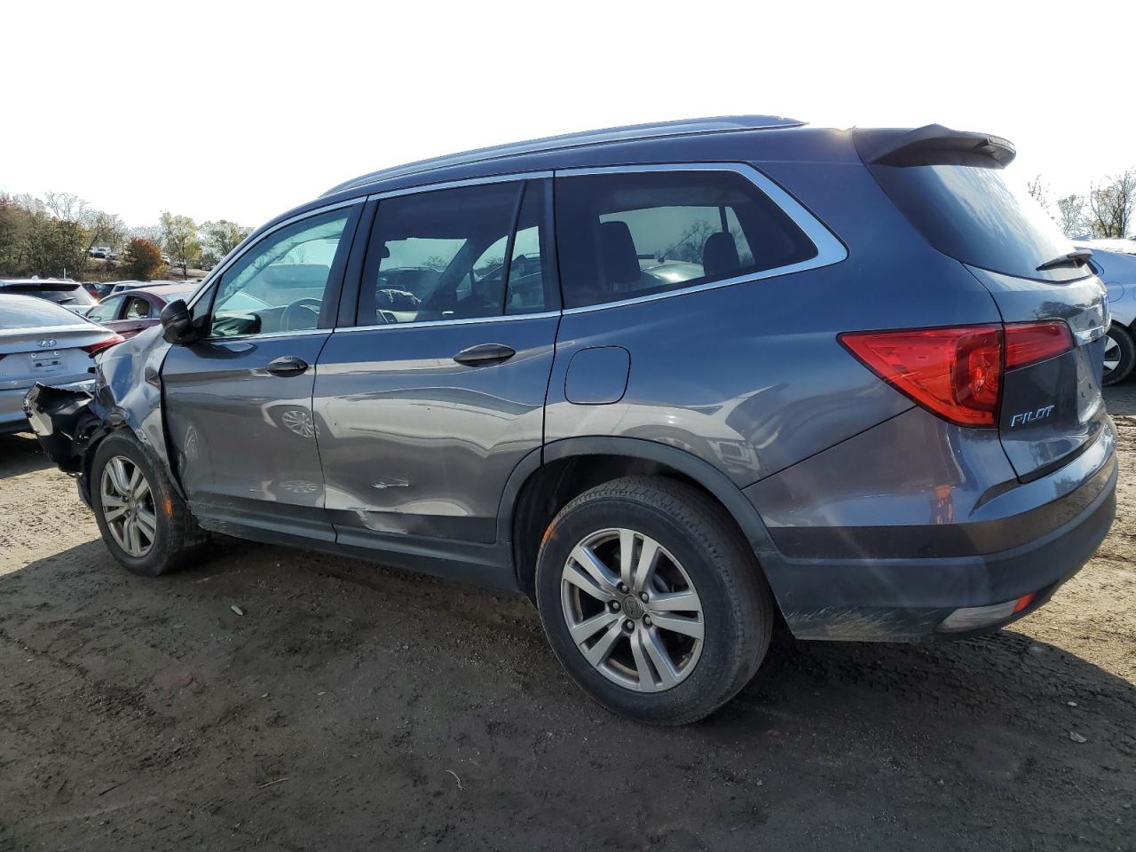 Obraz 2 z 2016 HONDA PILOT LX 2016 z VIN 5FNYF6H12GB064926