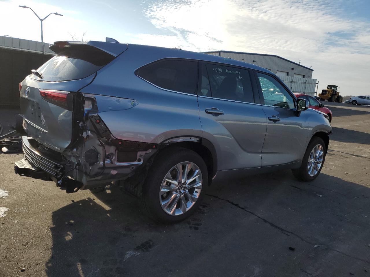 Изображение 3 2022 TOYOTA HIGHLANDER LIMITED 2022 с VIN 5TDDZRBH7NS256610