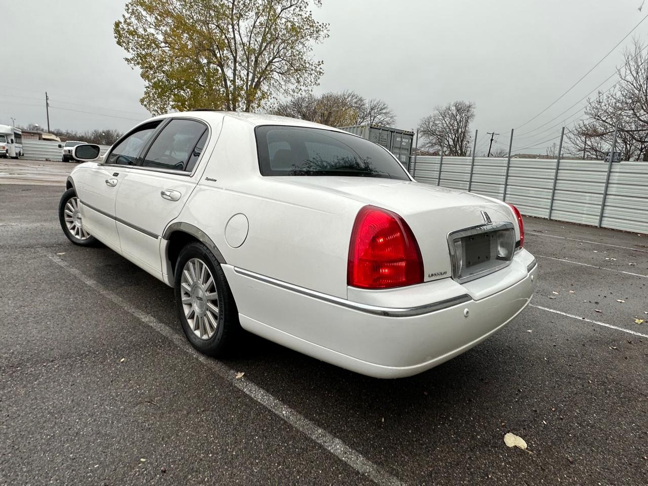 Obraz 3 z 2003 LINCOLN TOWN CAR SIGNATURE 2003 z VIN 1LNHM82W13Y666759