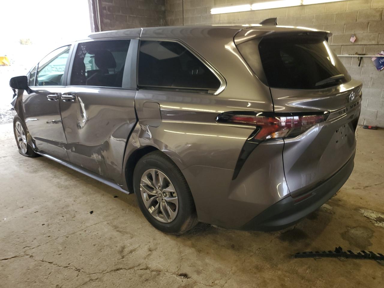 Изображение 2 2023 TOYOTA SIENNA LE 2023 с VIN 5TDKRKEC4PS154277