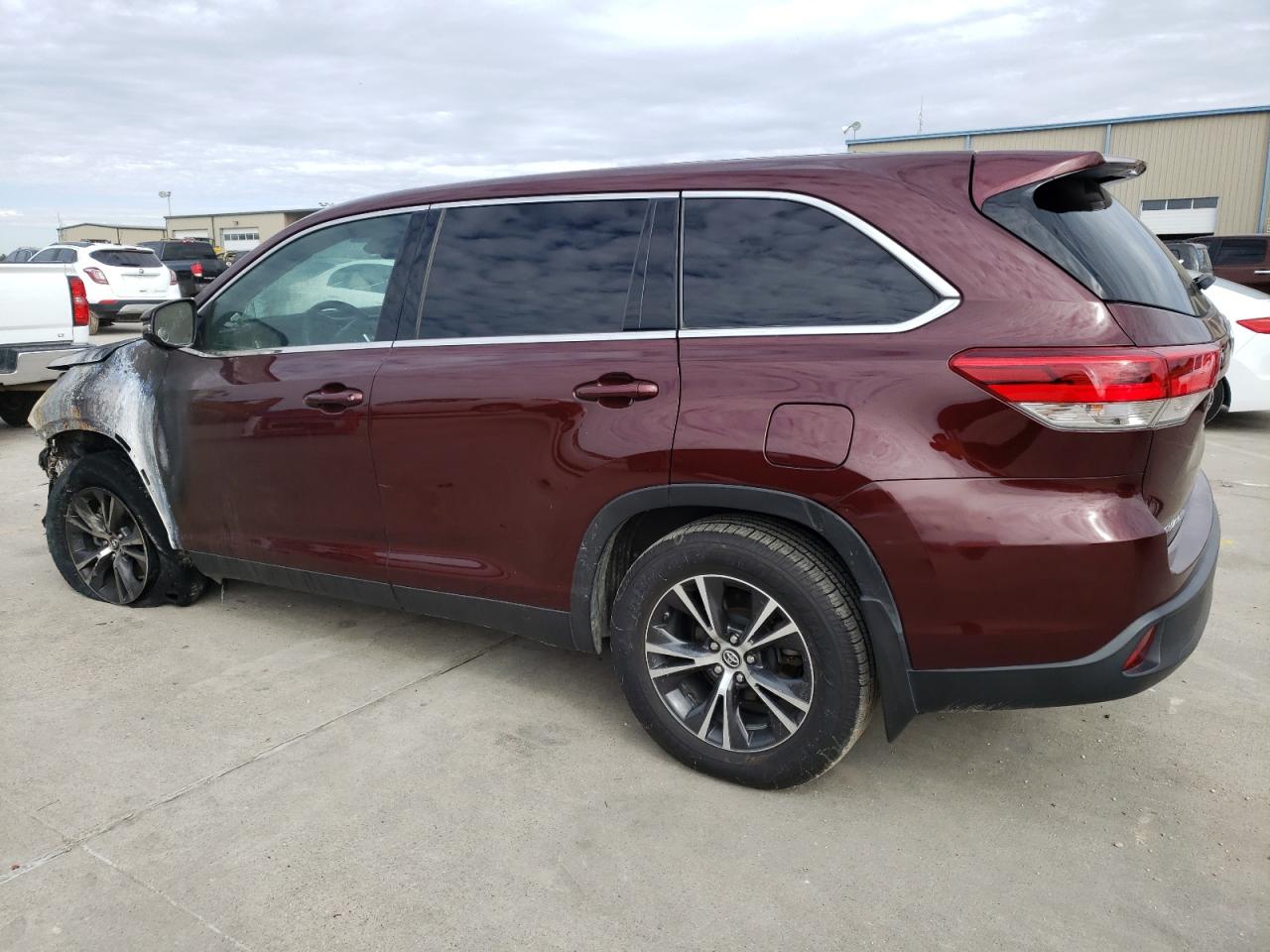 Image 2 of 2019 TOYOTA HIGHLANDER LE 2019 with VIN 5TDZARFH2KS059718
