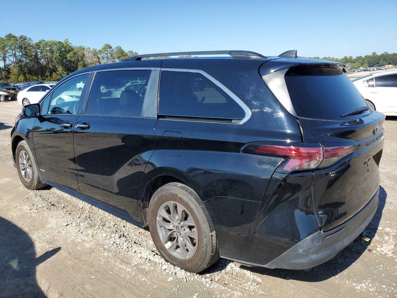 Image 2 of 2021 TOYOTA SIENNA XLE 2021 with VIN 5TDYRKEC3MS004781